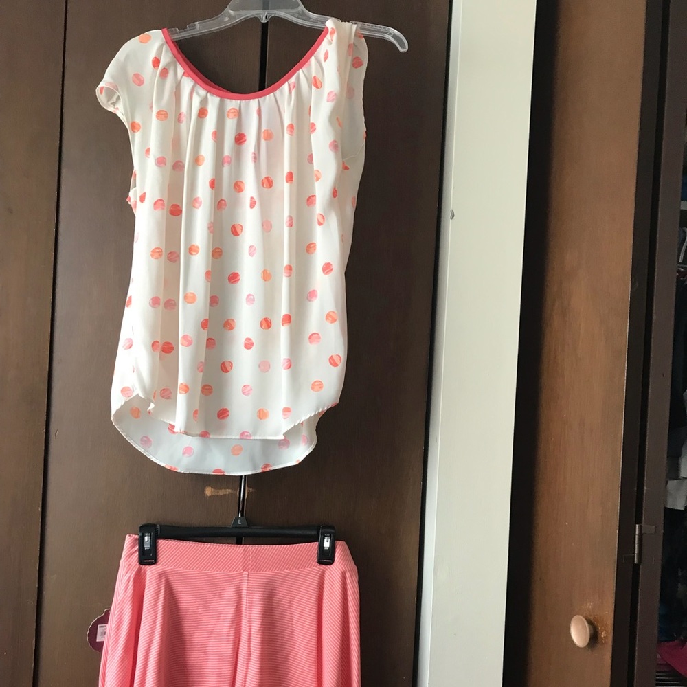 Cute sleeveless blouse and matching skirt.